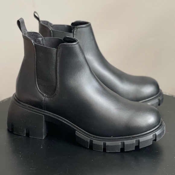 **SOLD** Steve Madden Women's Howler Chelsea Combat Boot
Black Size 8.5 - Picture 5 of 13